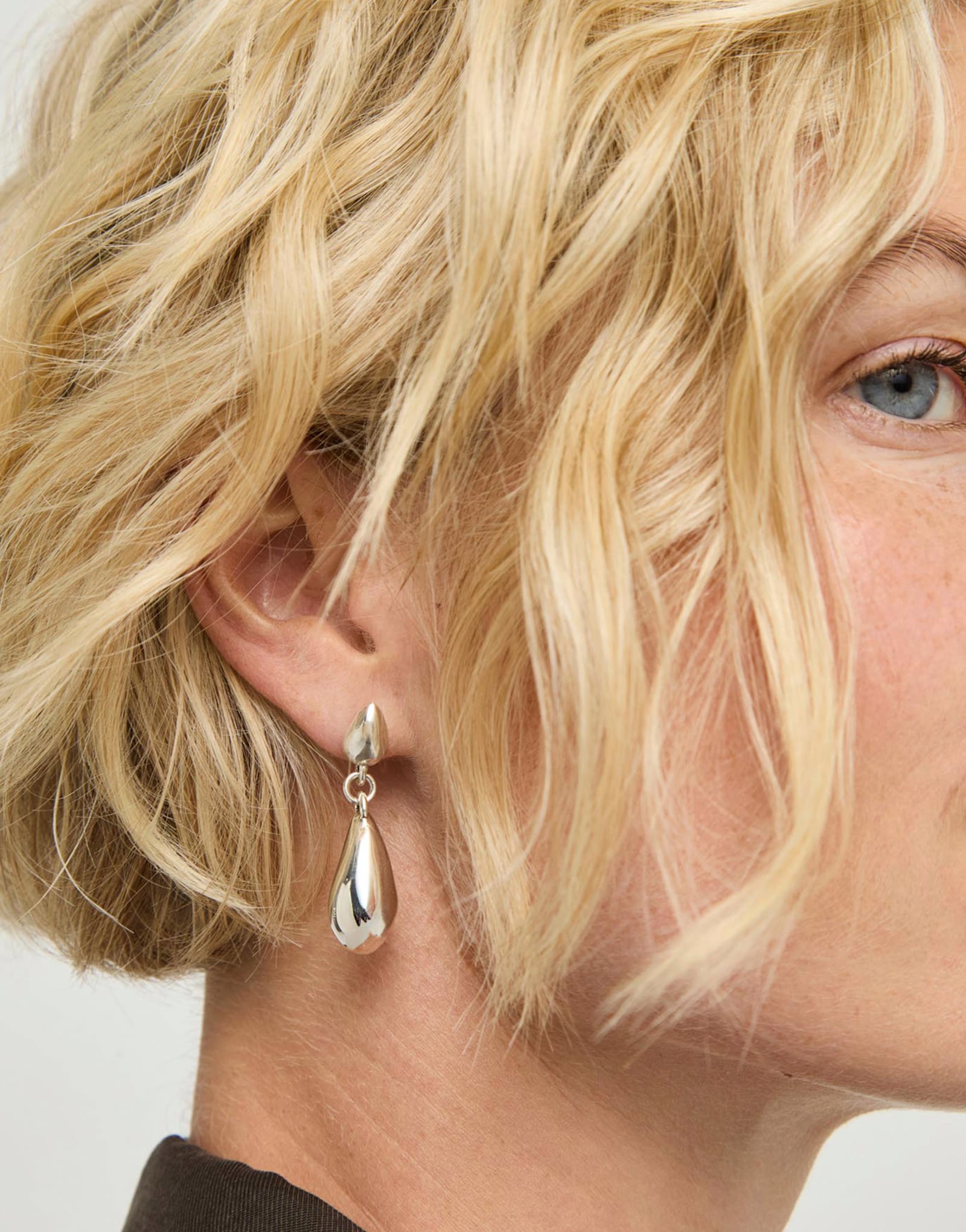 Long drop-shaped earrings