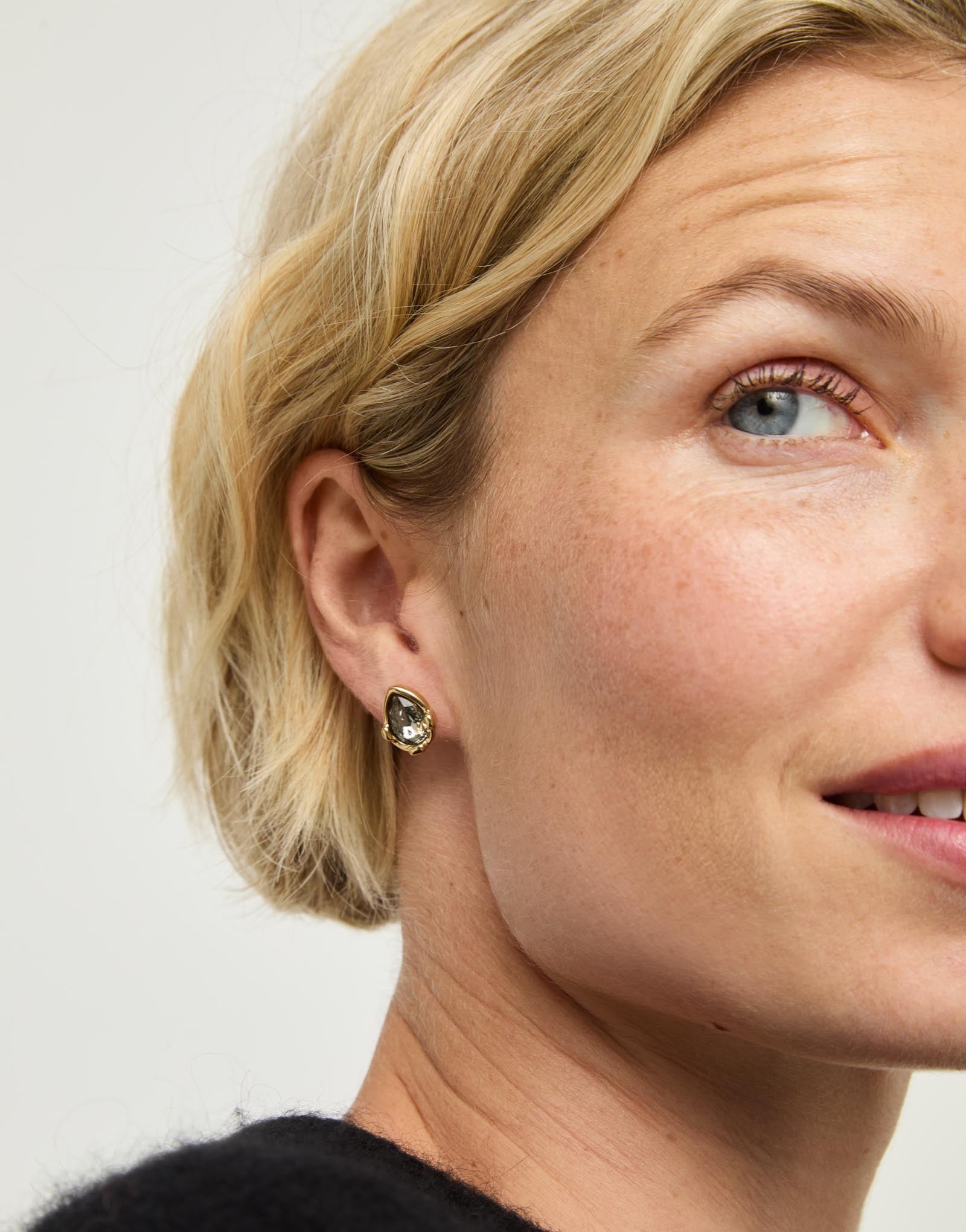 Boucles d&rsquo;oreilles plaqu&eacute;es or 18 carats avec cristal facett&eacute; gris en forme de goutte