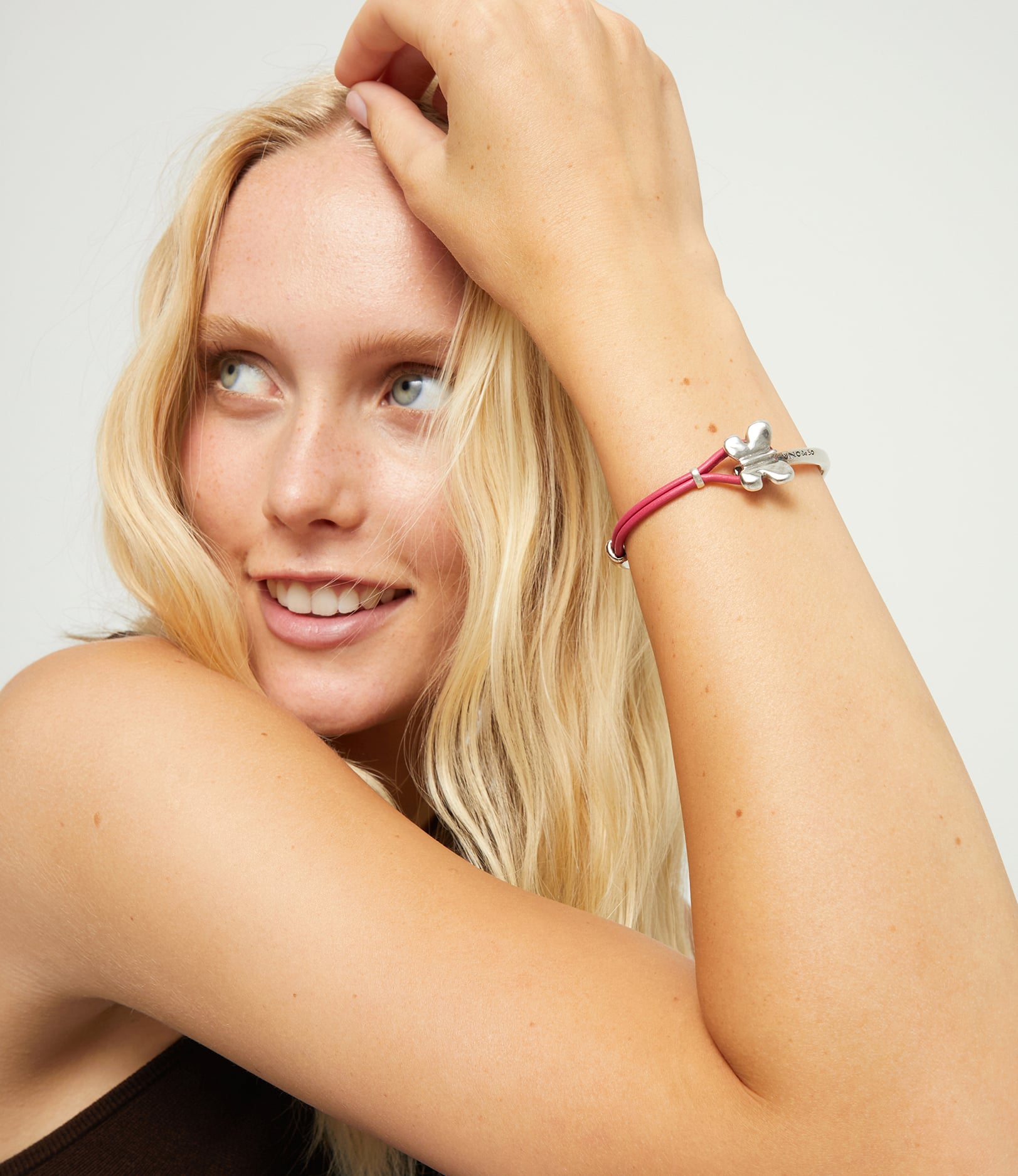 Pulsera combinada en cuero rosa y plata de ley con adorno de mariposa