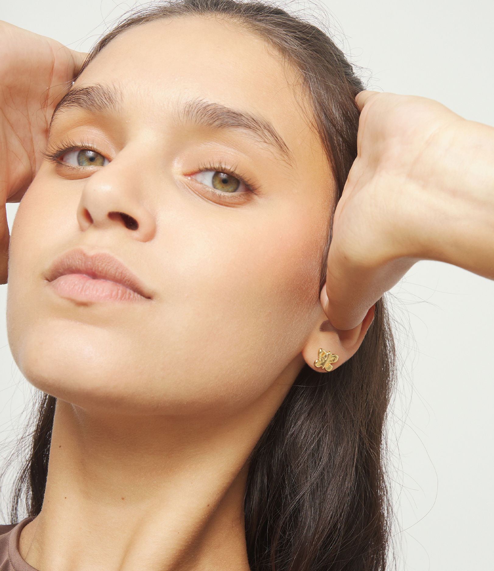 Pendientes peque&ntilde;os con forma de mariposa ba&ntilde;ados en oro 18k