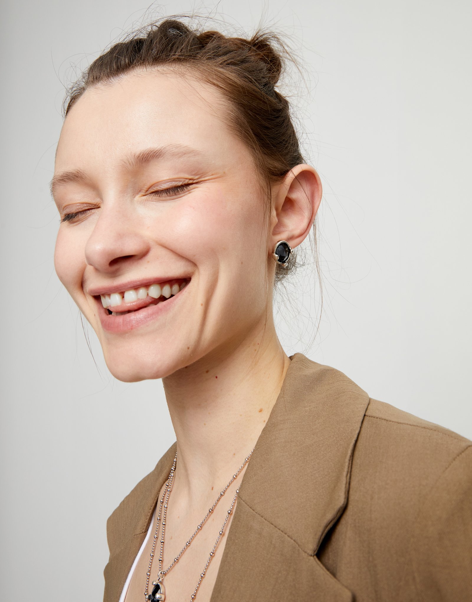 Pendientes bañados en plata con cristal facetado ovalado negro, Plateado, large thumbnail