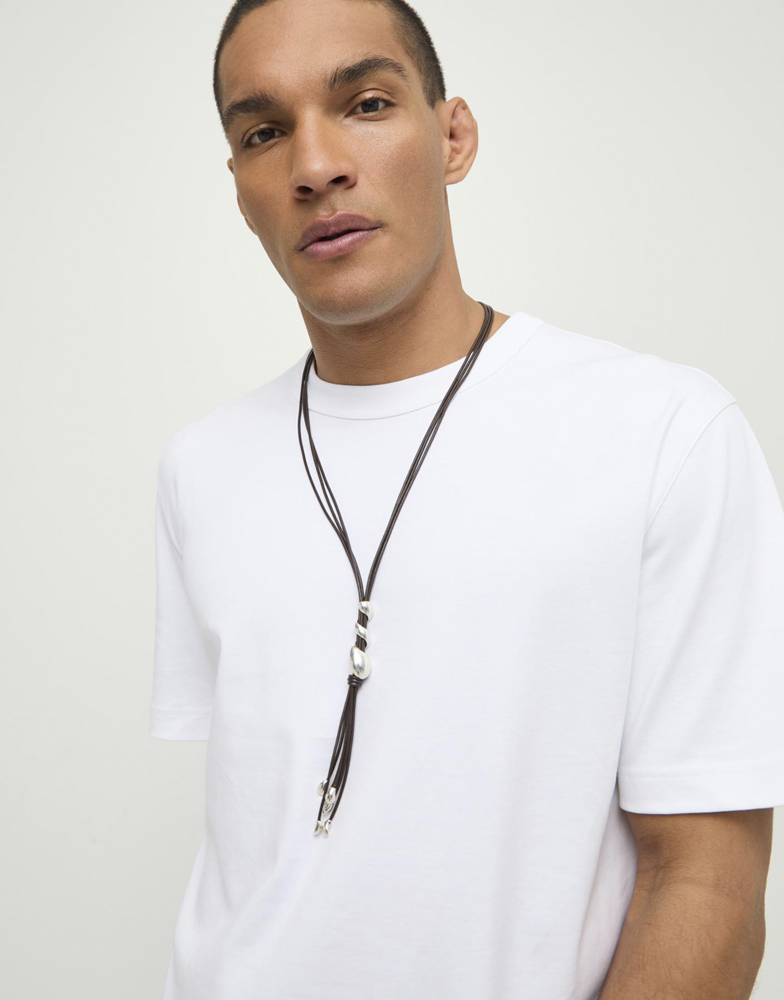 Collier long en cuir avec spirale argent&eacute;e