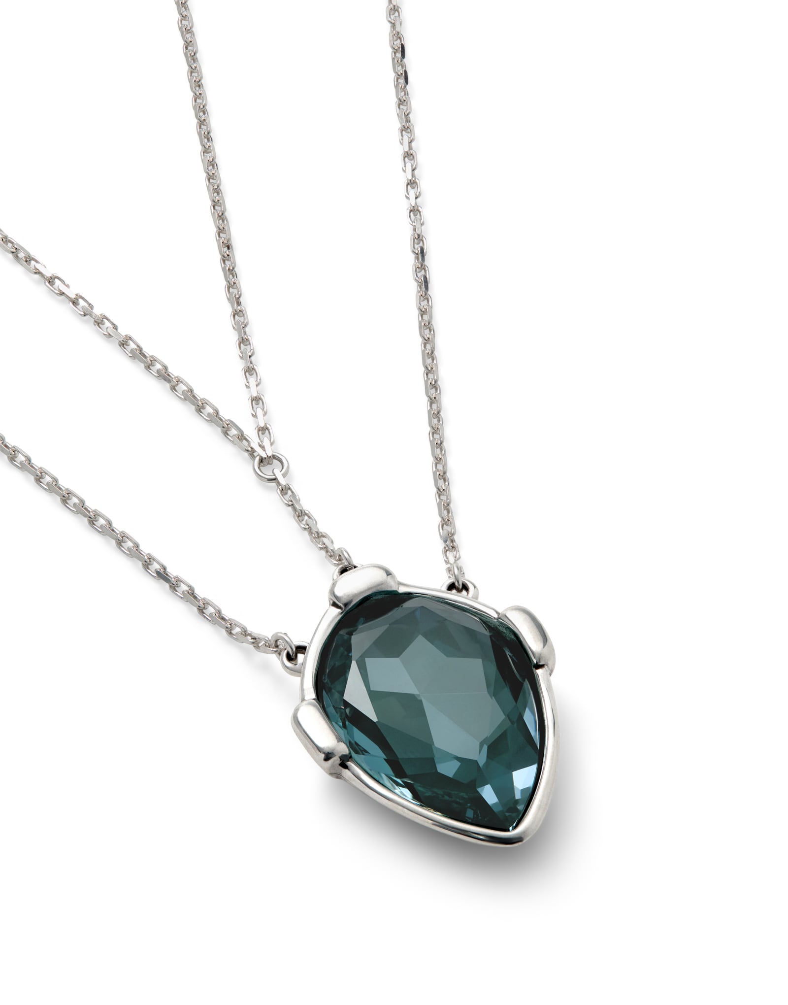 Collier double plaqu&eacute; argent avec pendentif central en cristal facett&eacute; vert en forme de goutte