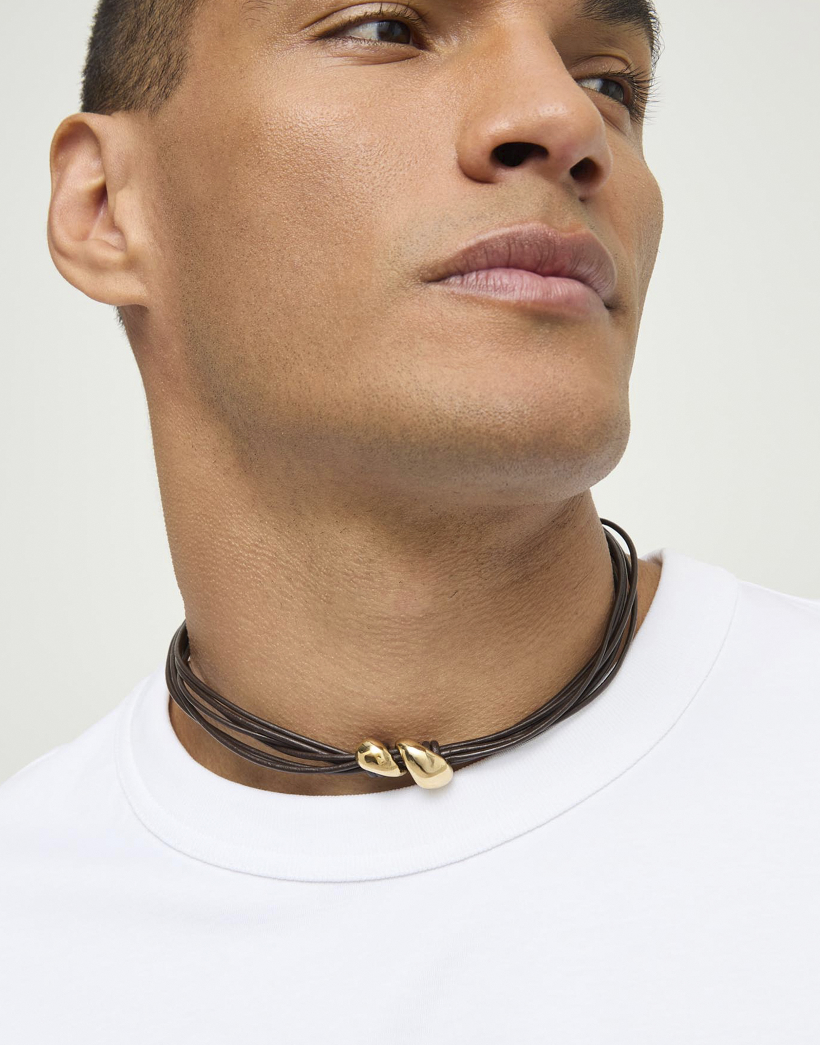 Collier court en cuir &agrave; deux gouttes dor&eacute;es
