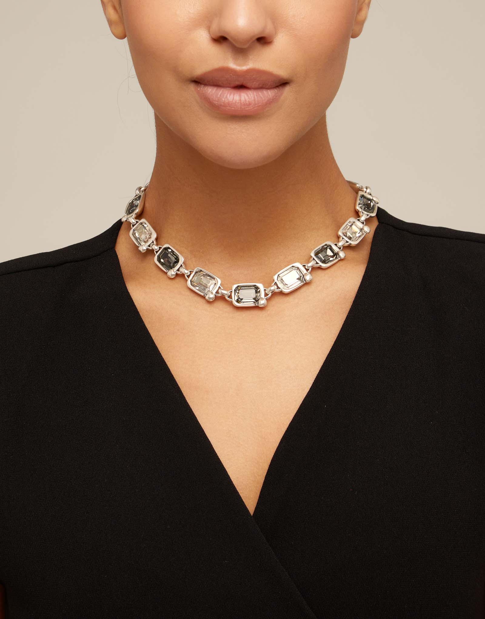 Collier court plaqué argent avec maillons en forme de boîte avec cristaux gris verdâtre et gris clair, Argent, large image number null