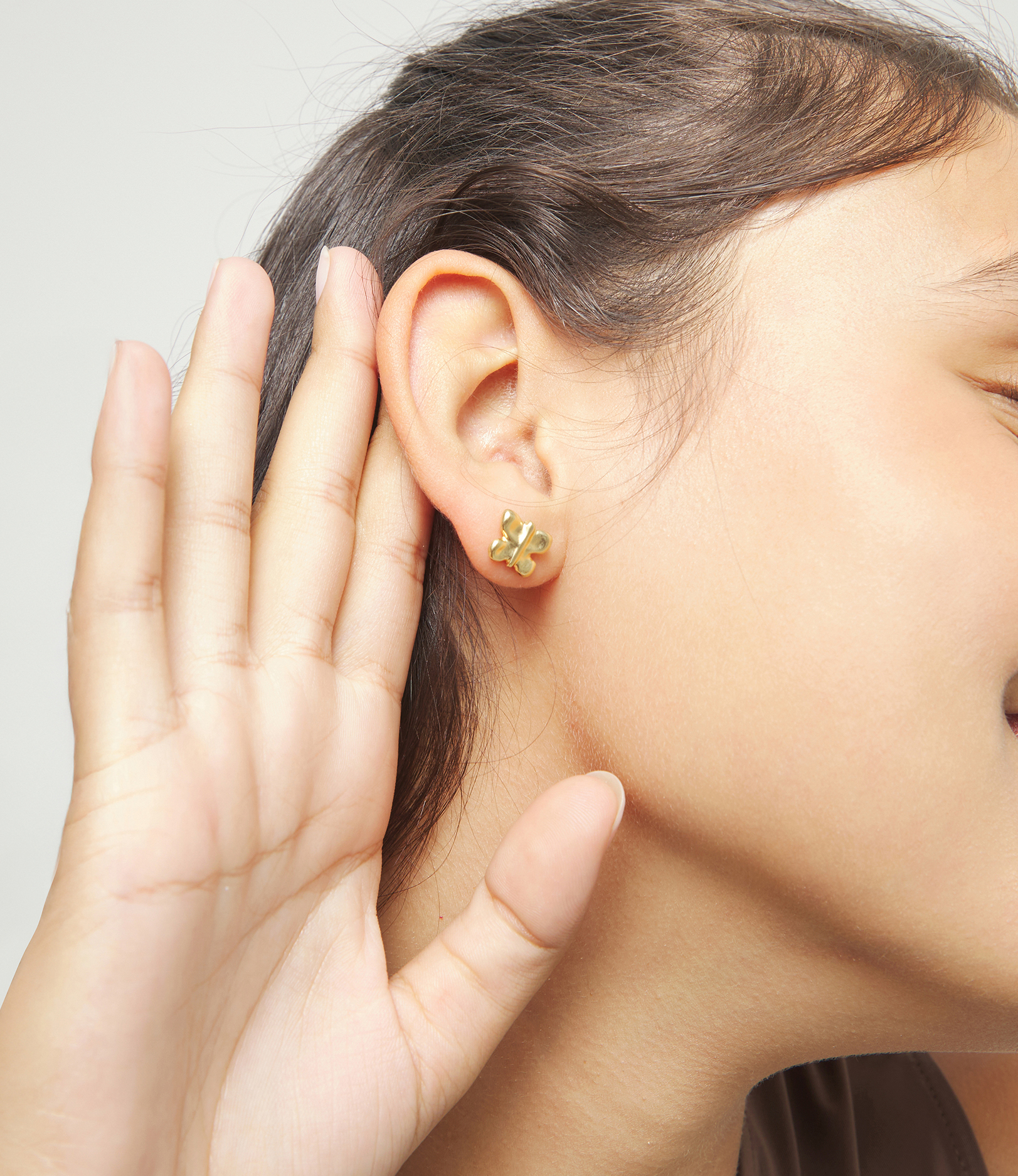 Pendientes peque&ntilde;os con forma de mariposa ba&ntilde;ados en oro 18k
