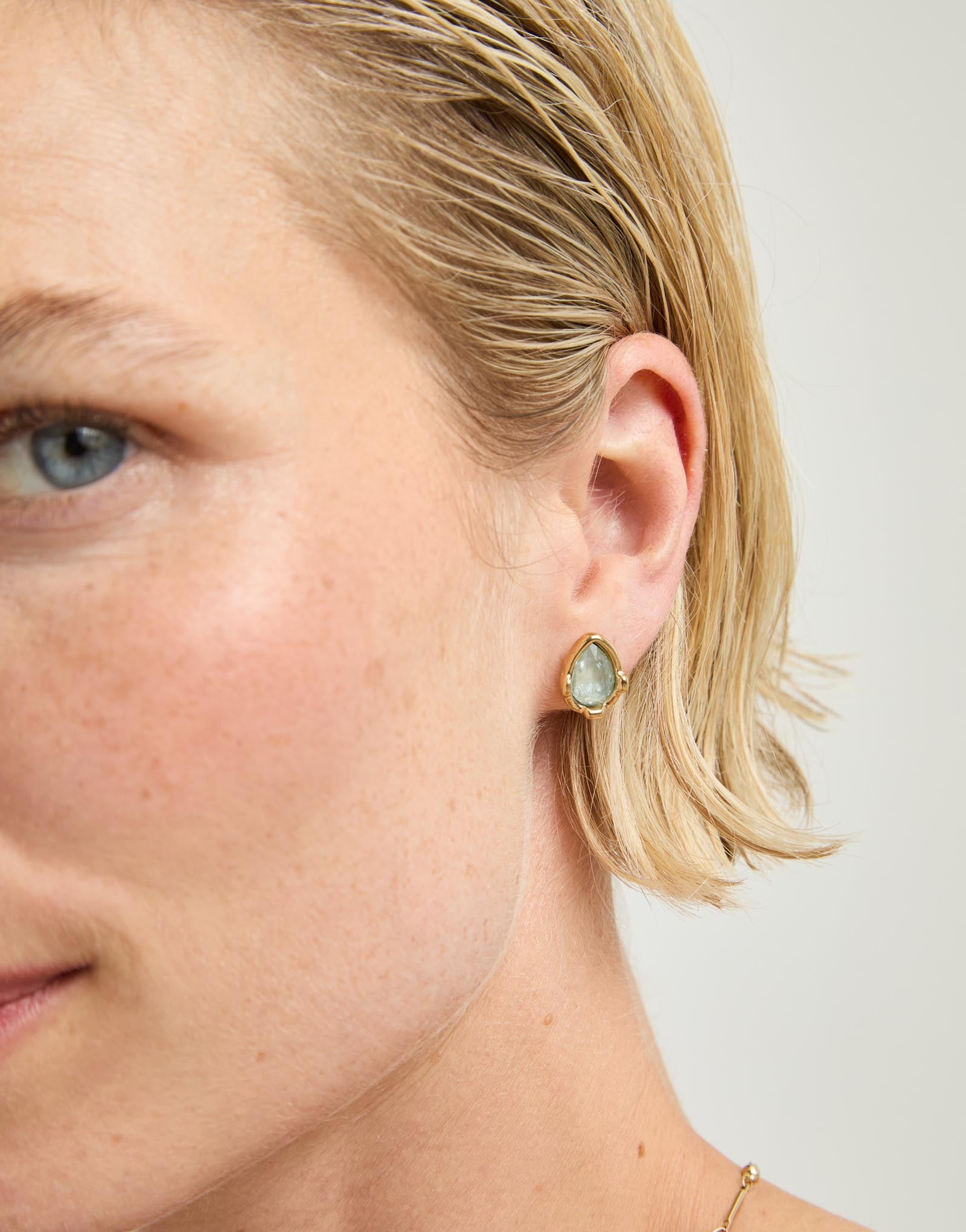 Boucles d&rsquo;oreilles plaqu&eacute;es or 18 carats avec cristal facett&eacute; vert d&rsquo;eau en forme de goutte