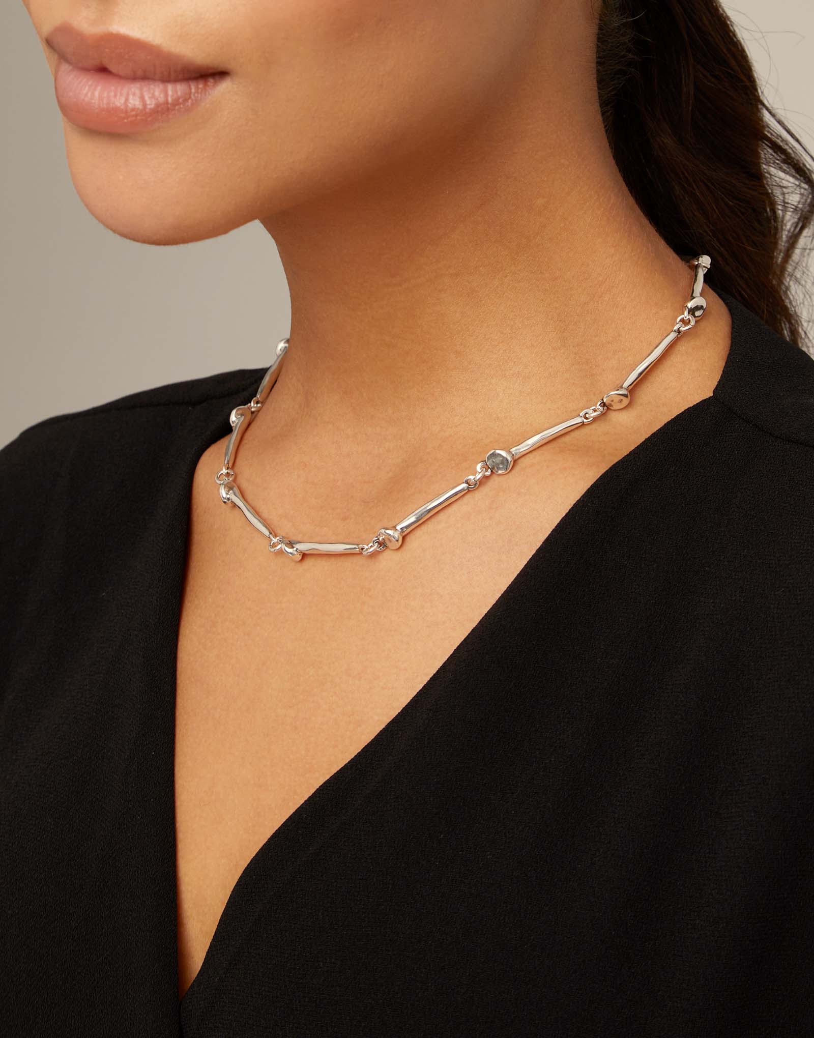 Short necklace with nail-shaped pieces