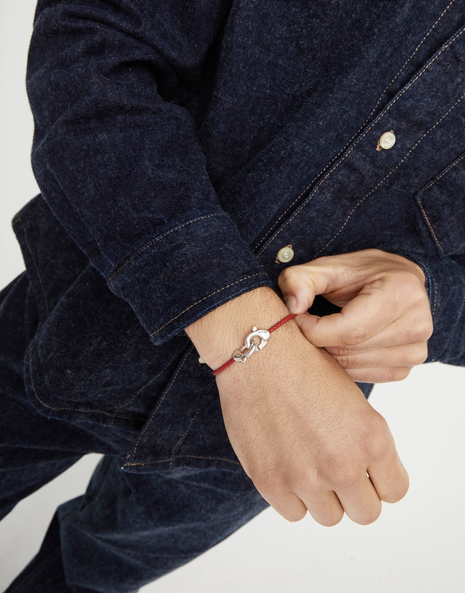 Pulsera de cuero rojo con mosquet&oacute;n entrelazado en plata