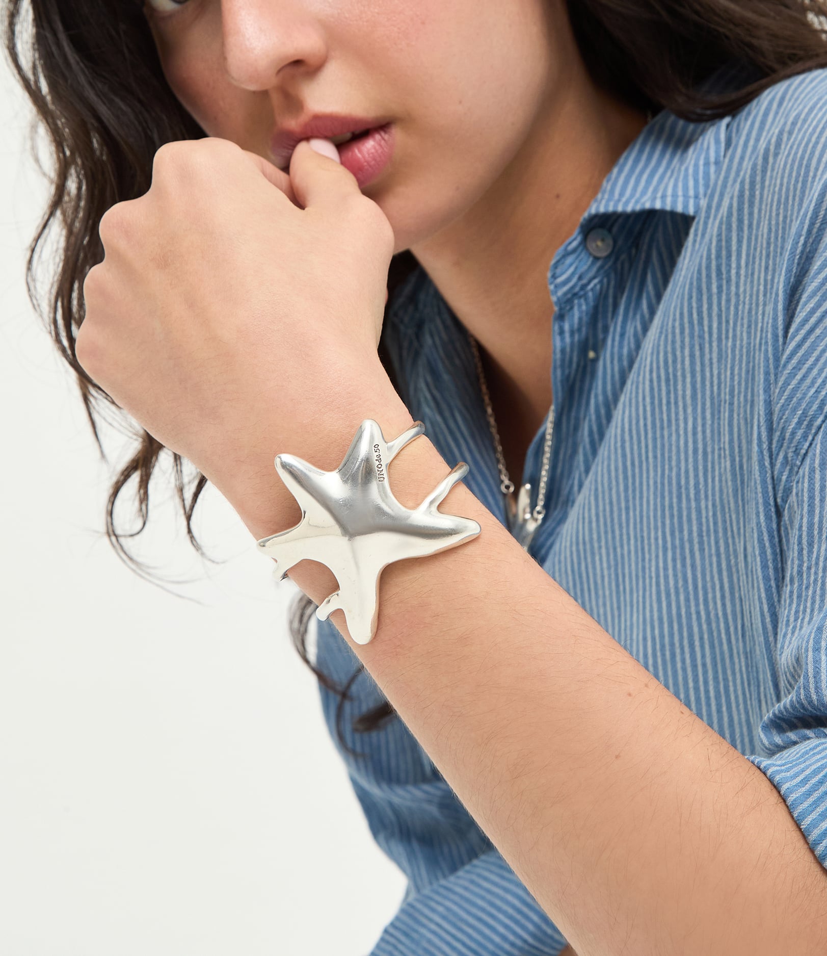 Pulsera r&iacute;gida doble ba&ntilde;ada en plata estrella de mar