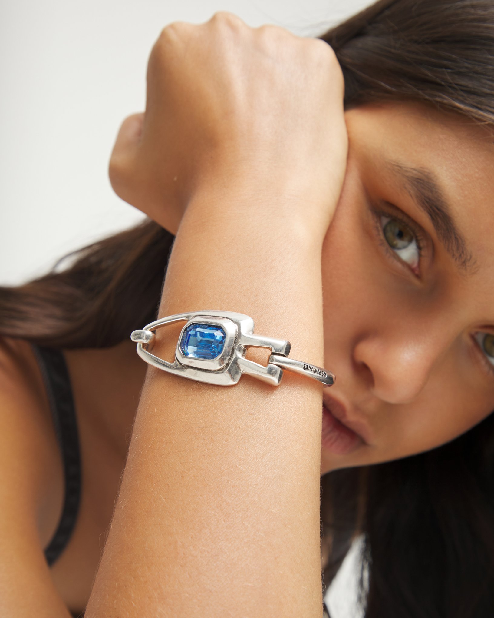 Pulsera semirr&iacute;gida ba&ntilde;ada en plata de ley con cristal facetado azul