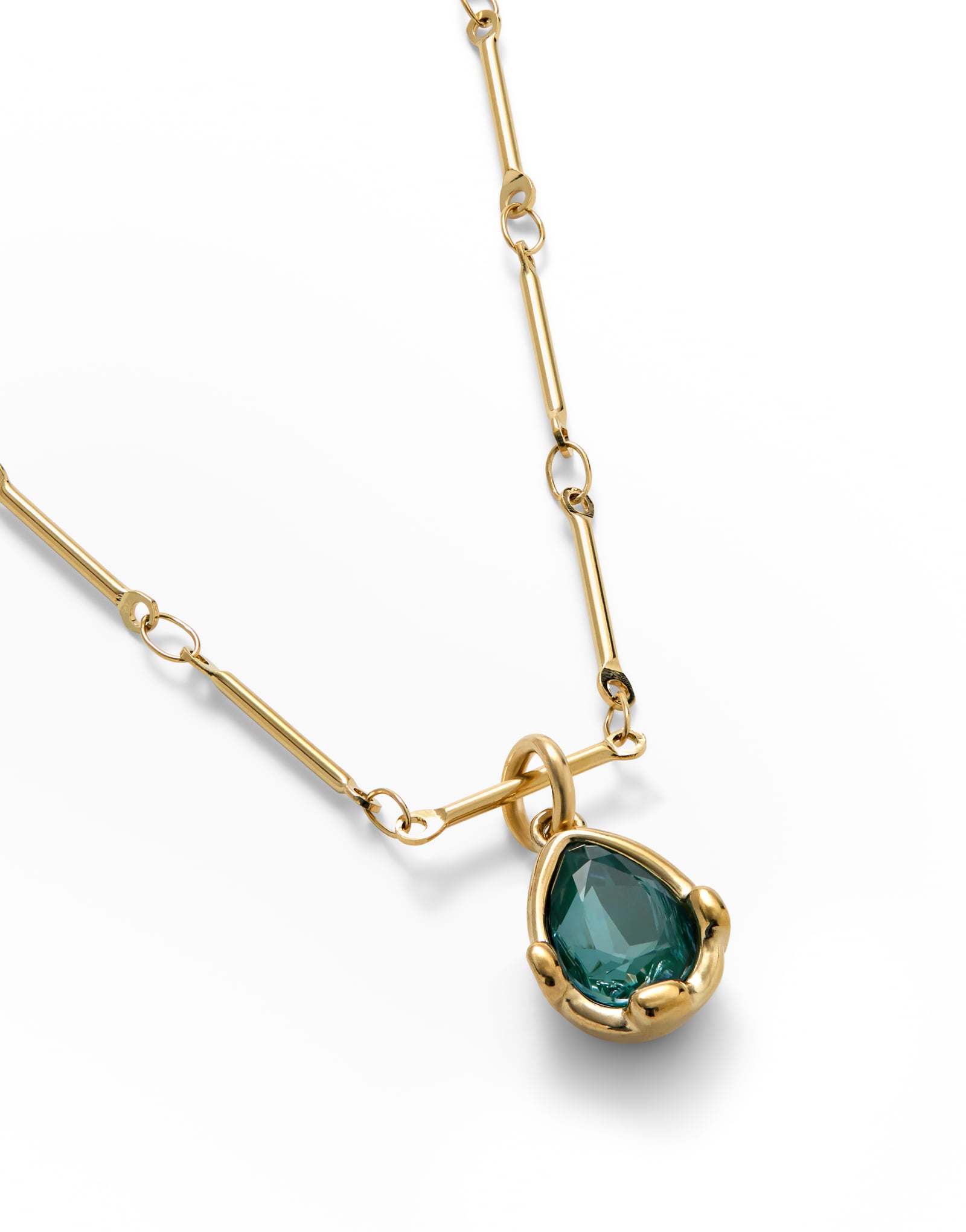 Collar ba&ntilde;ado en oro 18k con cristal facetado verde en forma de gota
