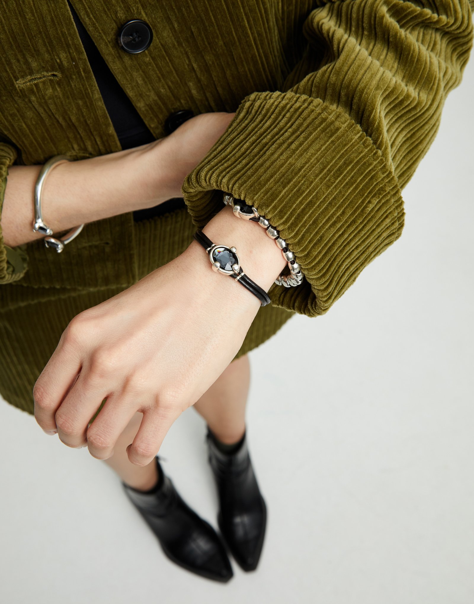 Pulsera de cuero y baño en plata con cristal facetado ovalado negro, Plateado, large thumbnail