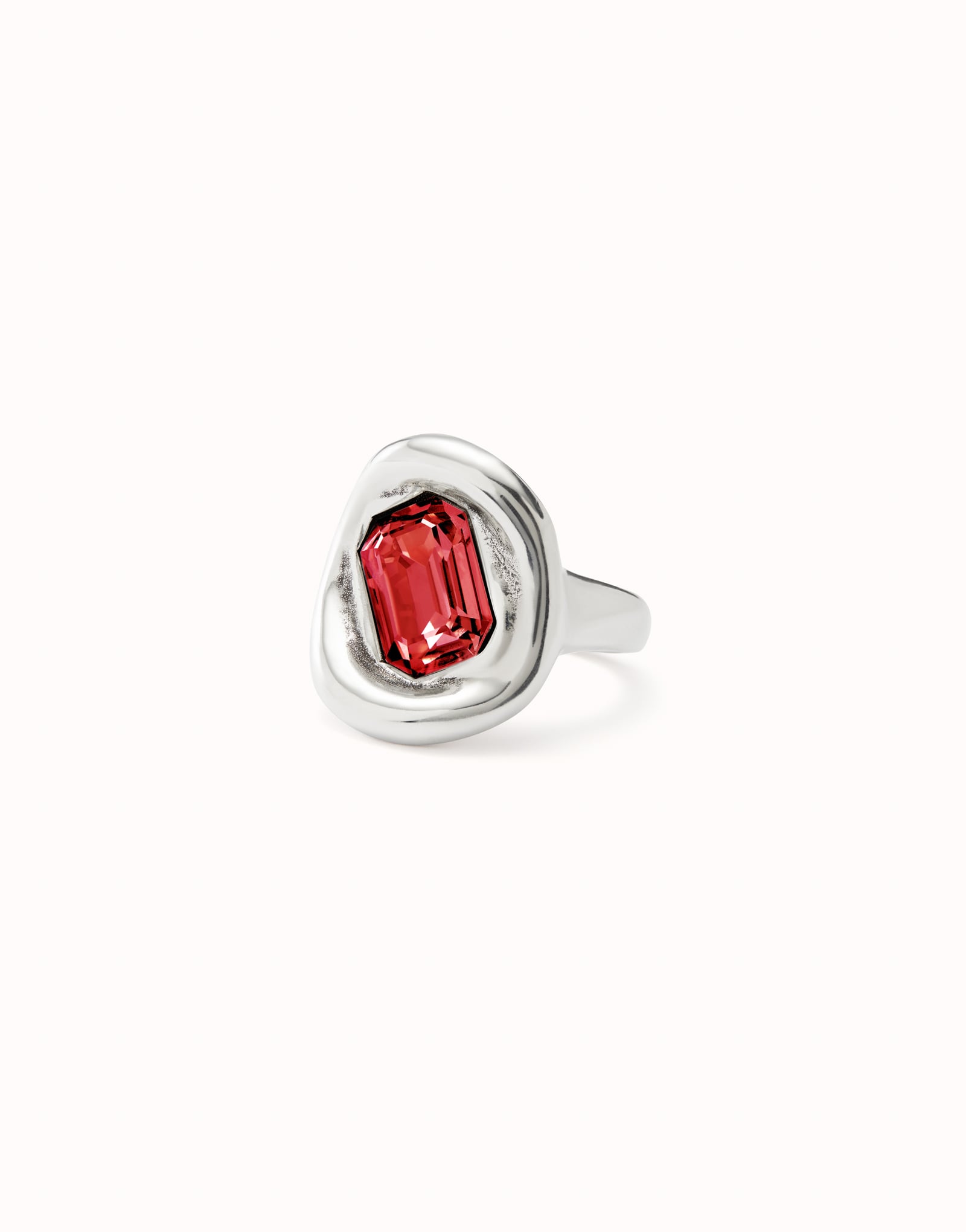 Anillo ba&ntilde;ado en plata de ley con cristal rojo