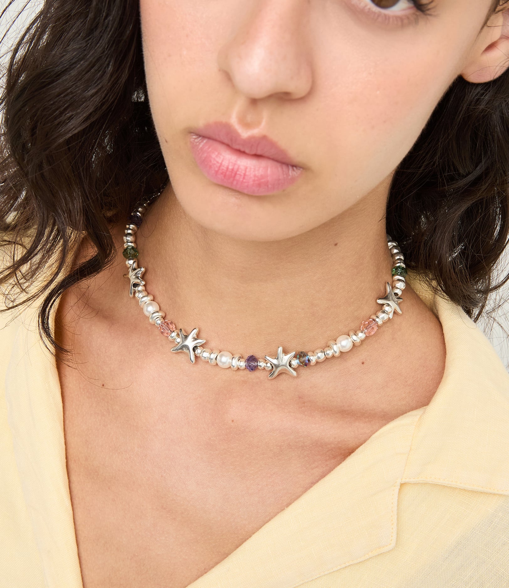 Short necklace with crystals and small starfishes