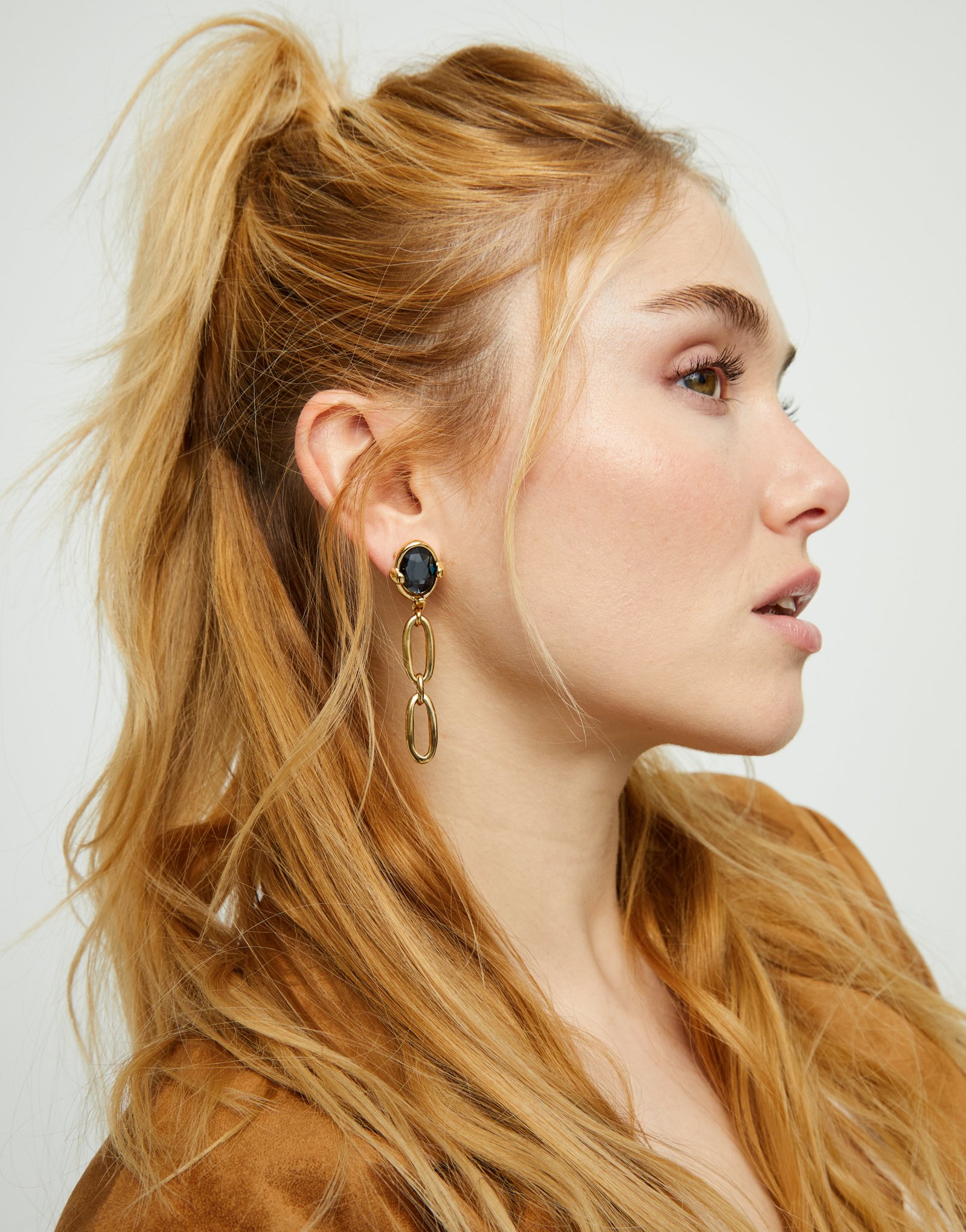 Pendientes largos bañados en oro 18k con cristal facetado negro y eslabones, Dorado, large thumbnail