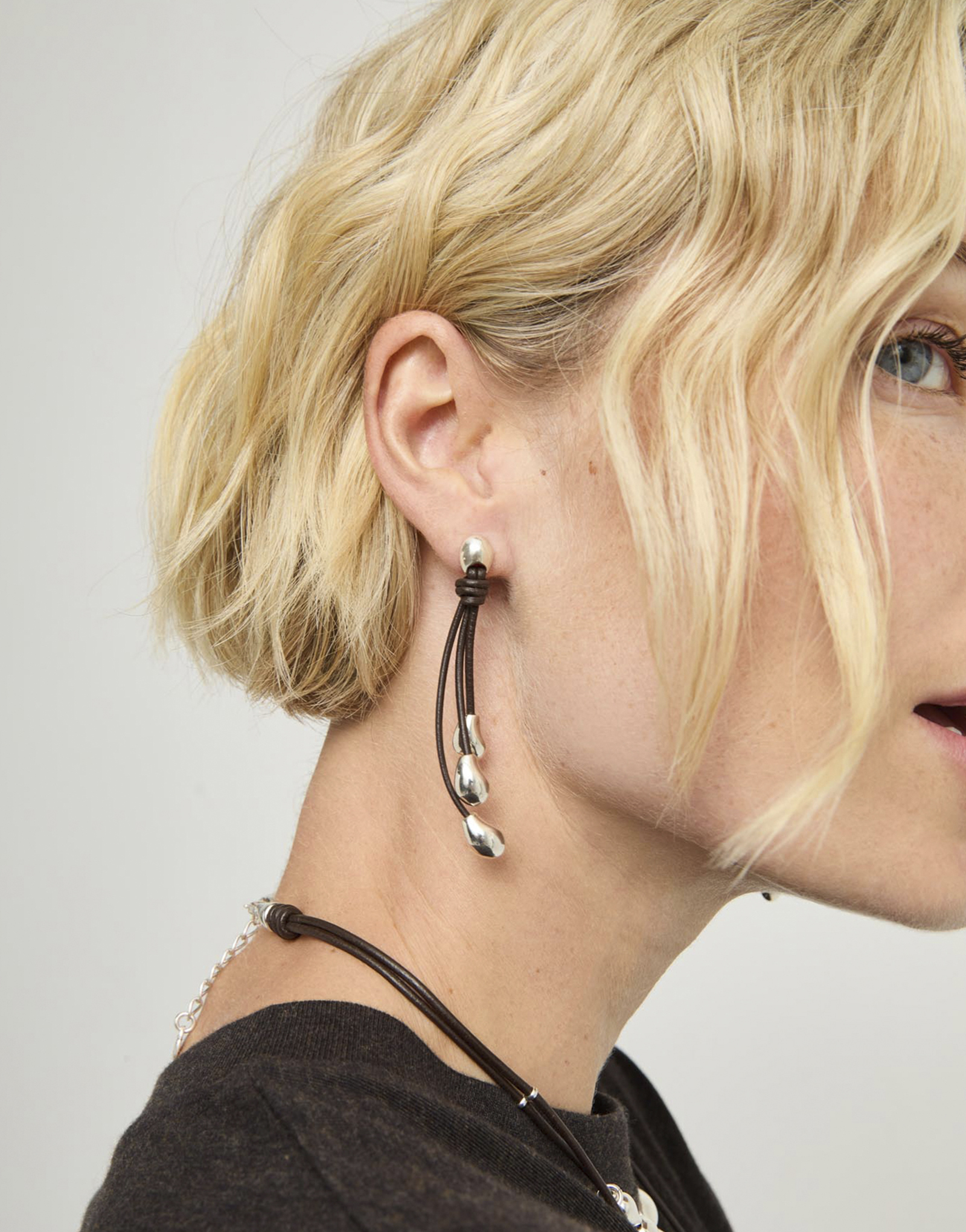 Long leather earrings with drops