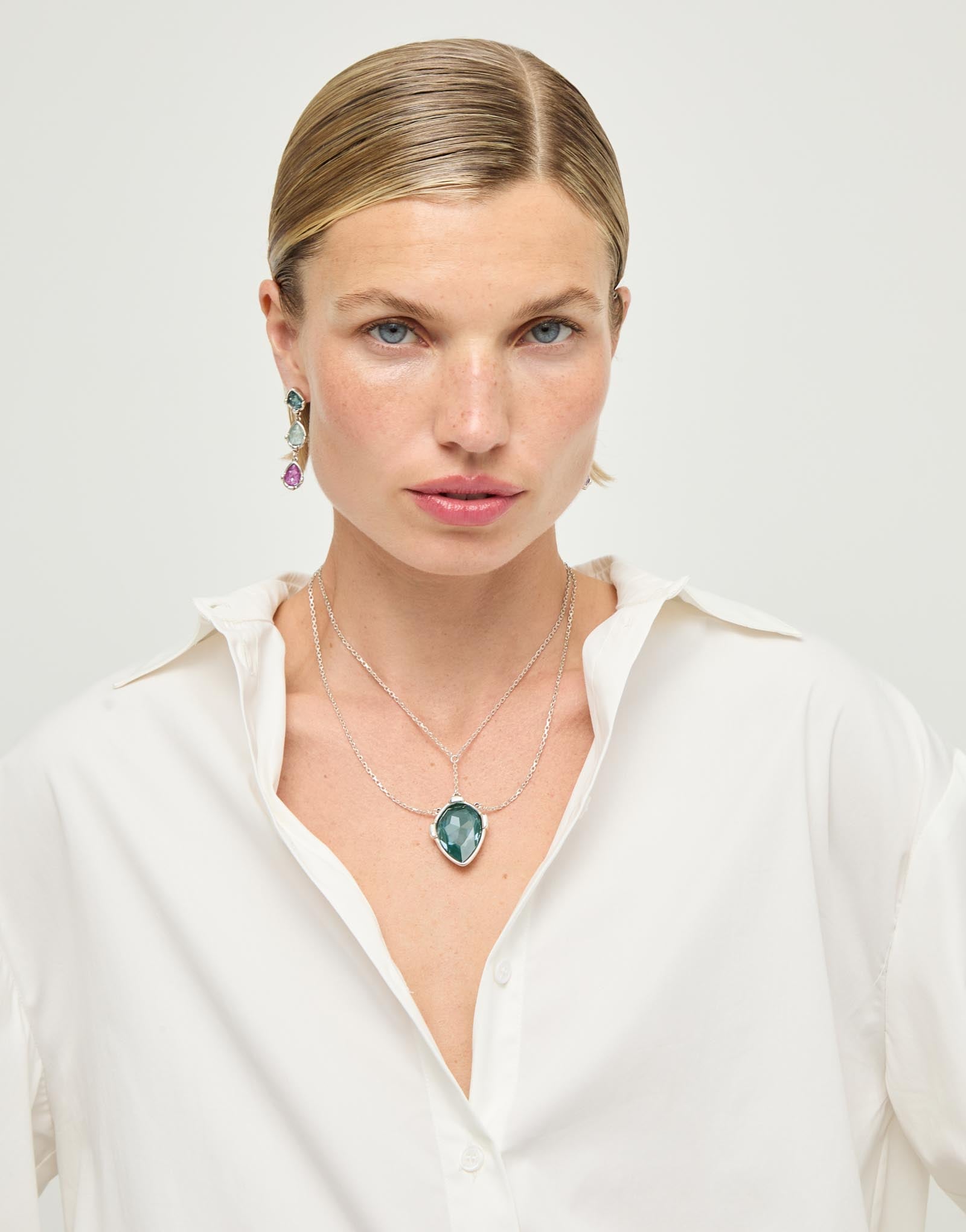 Collier double plaqu&eacute; argent avec pendentif central en cristal facett&eacute; vert en forme de goutte