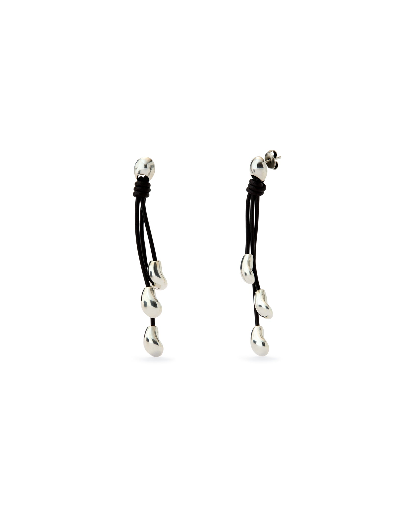 Pendientes largos con cuero y gotas ba&ntilde;adas en plata