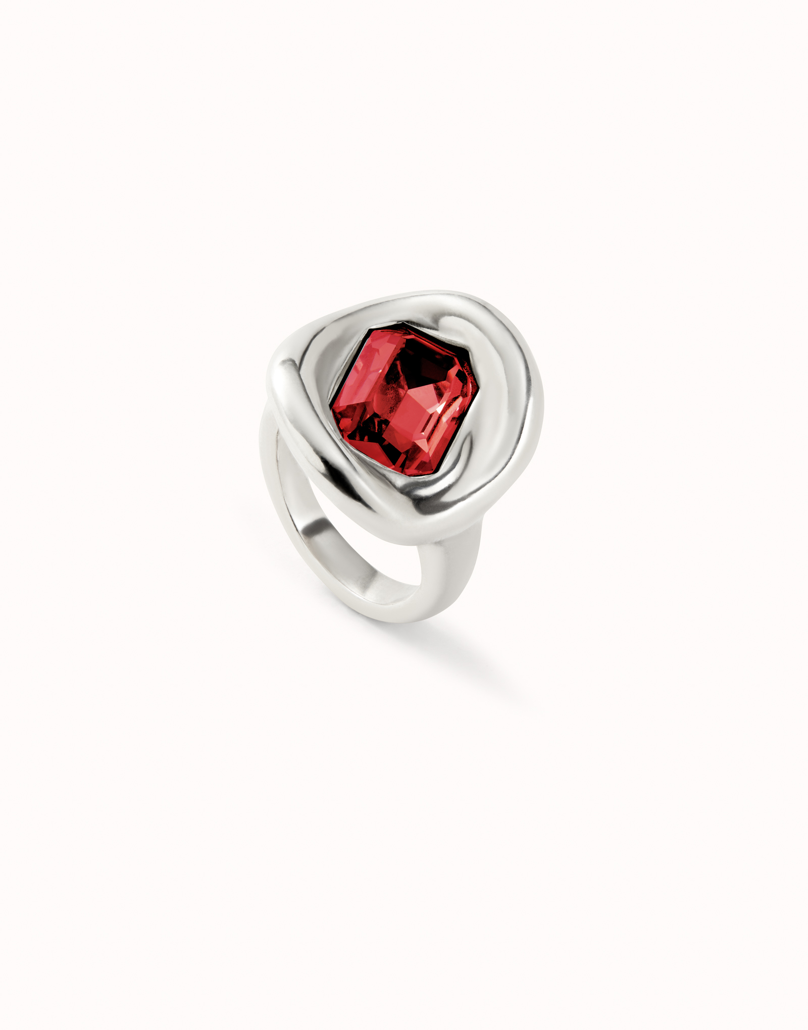 Anillo ba&ntilde;ado en plata de ley con cristal rojo