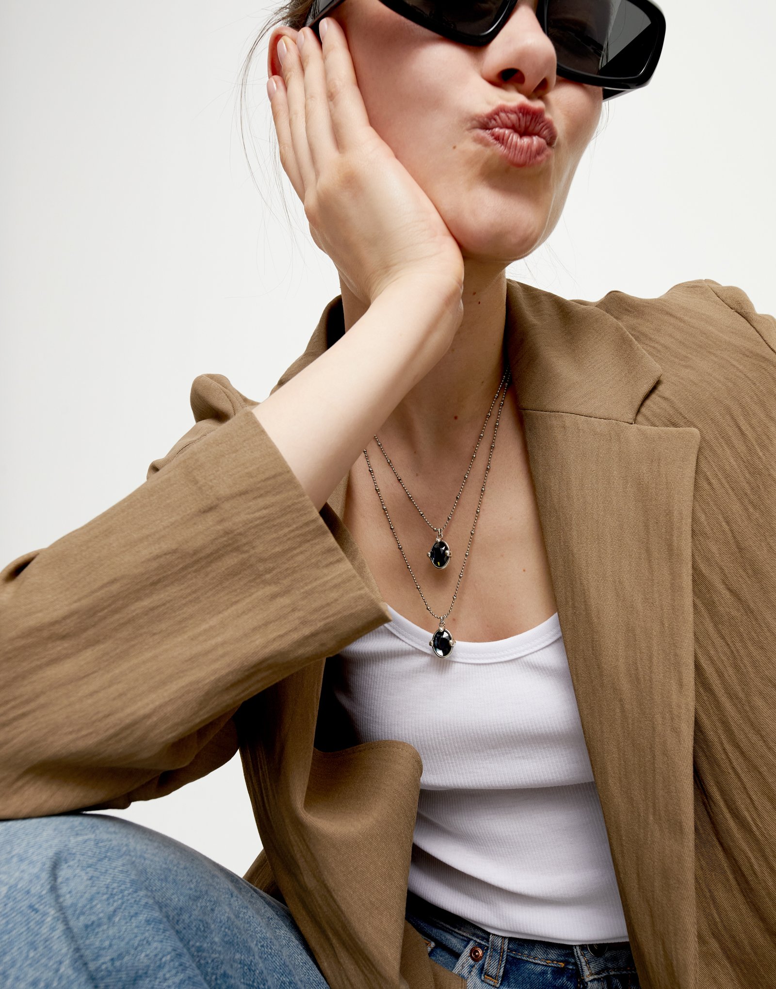 Collar doble bañado en plata con dos cristales facetados ovalados negros, Plateado, large thumbnail