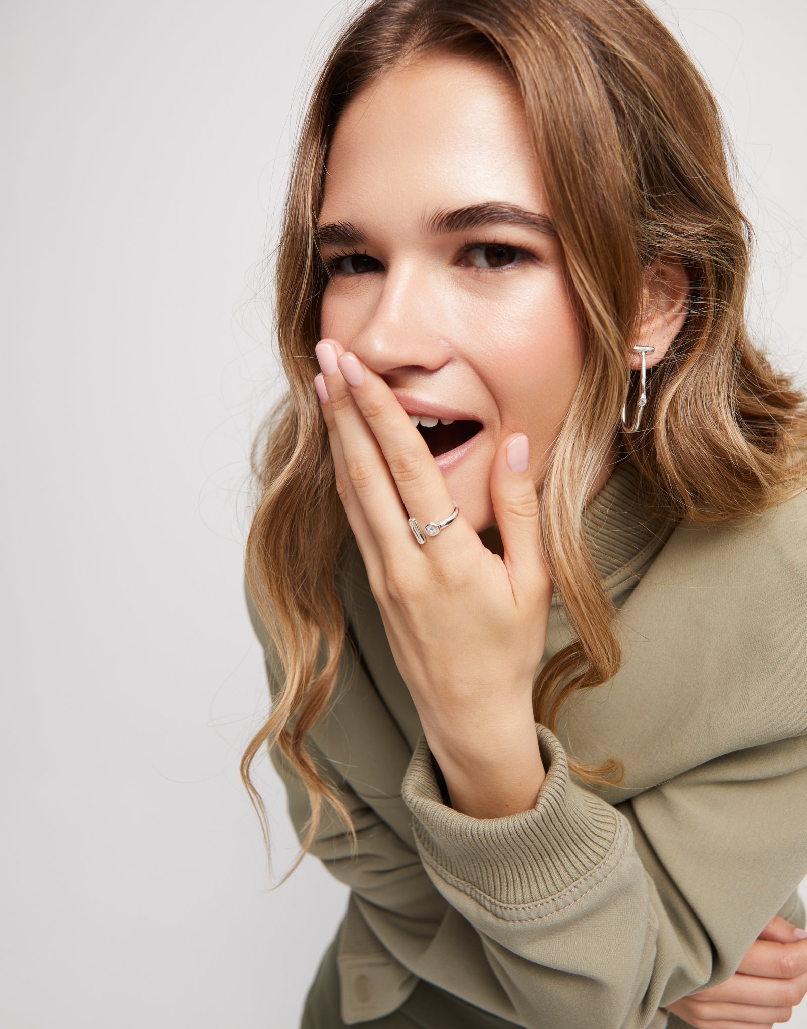 Anello aperto placcato argento sterling con topazio bianco