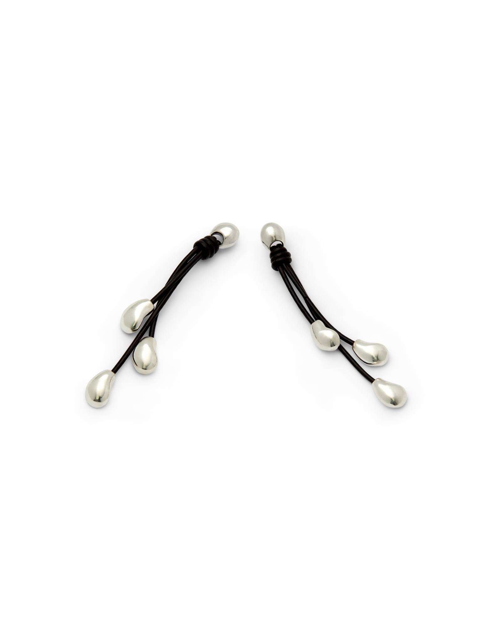 Pendientes largos con cuero y gotas ba&ntilde;adas en plata