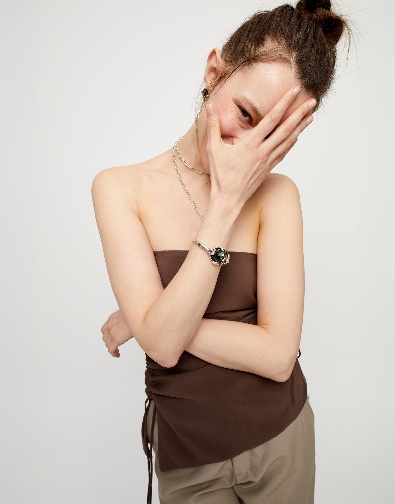 Pulsera rígida bañada en plata de ley con cristal  facetado ovalado gris, Plateado, large thumbnail