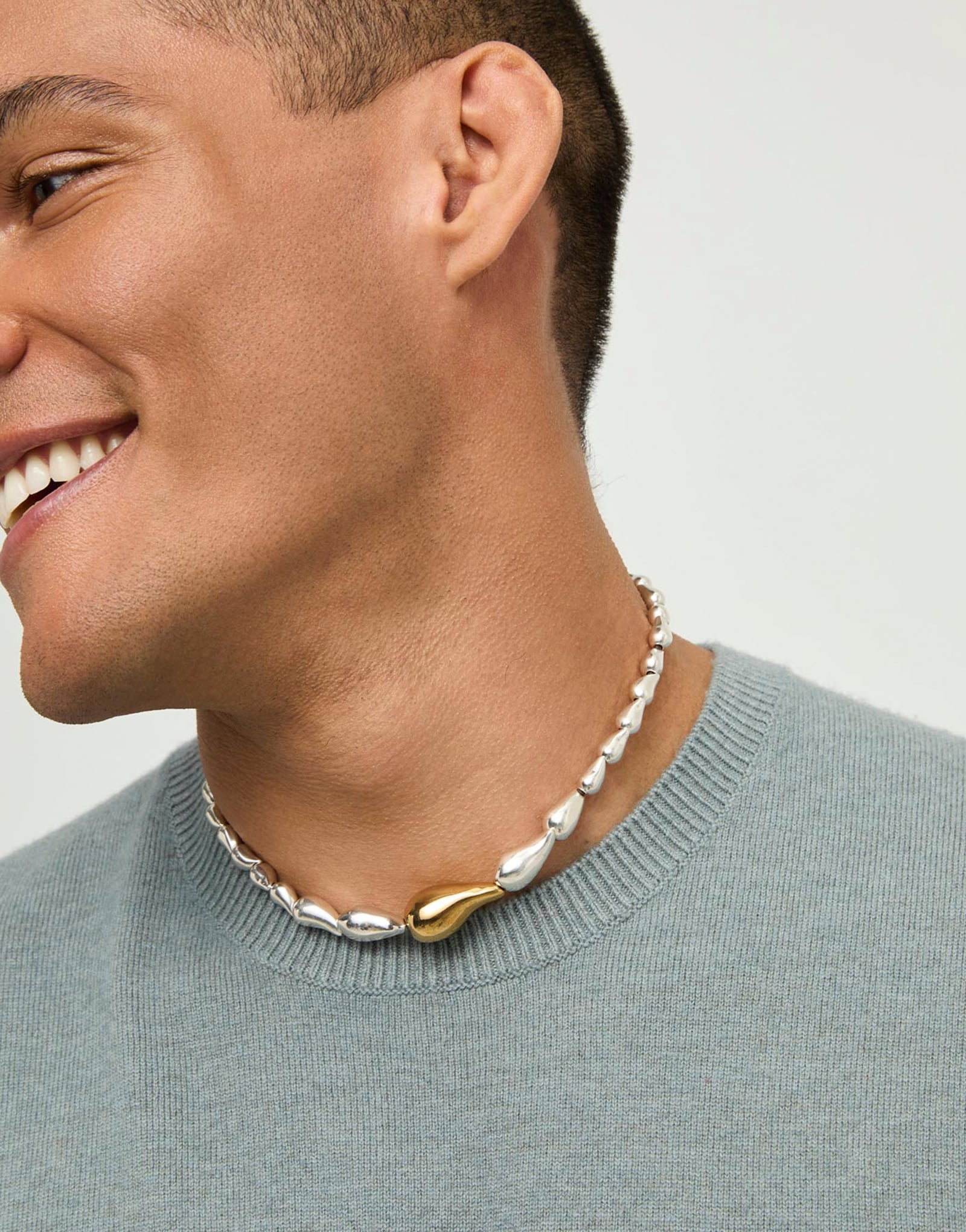 Necklace with linked drops
