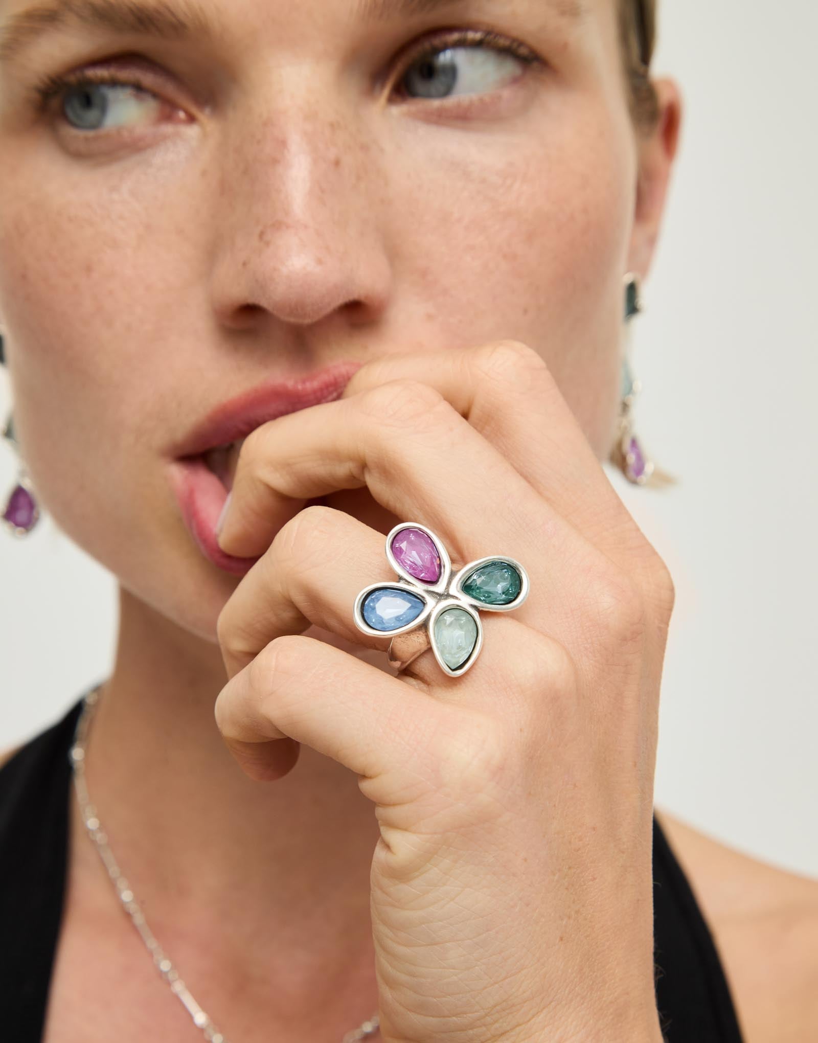 Ring with four multicoloured drop-shaped faceted crystals