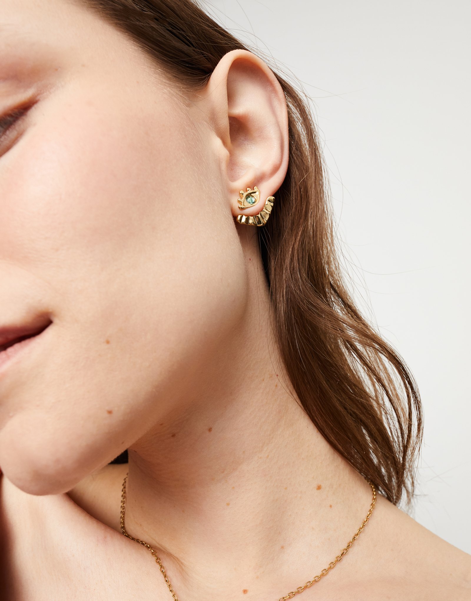 Pendientes bañados en oro 18k en forma de ojo con pestañas y cristal facetado verde, Dorado, large thumbnail