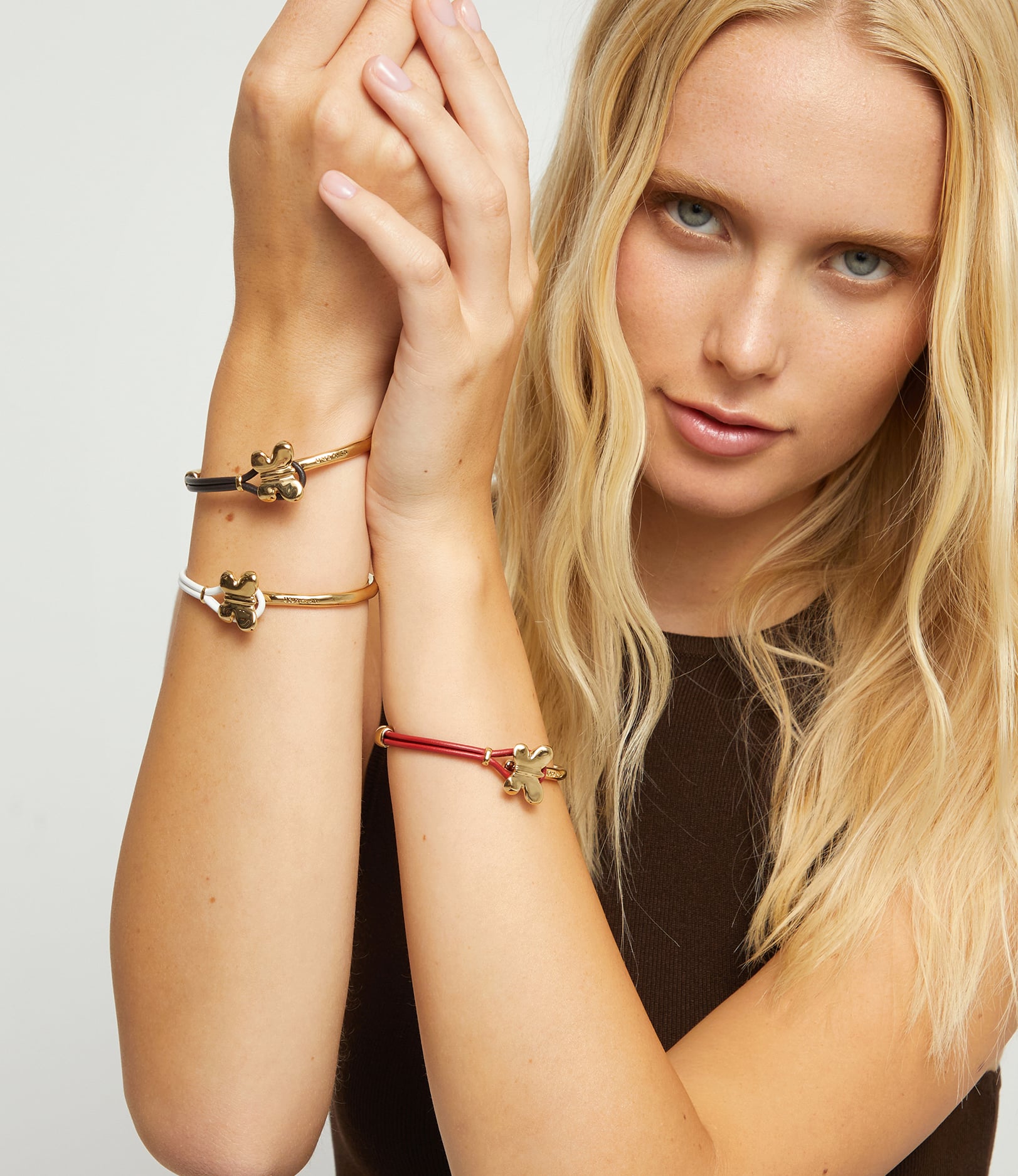Pulsera combinada en cuero crema y oro 18k con adorno de mariposa