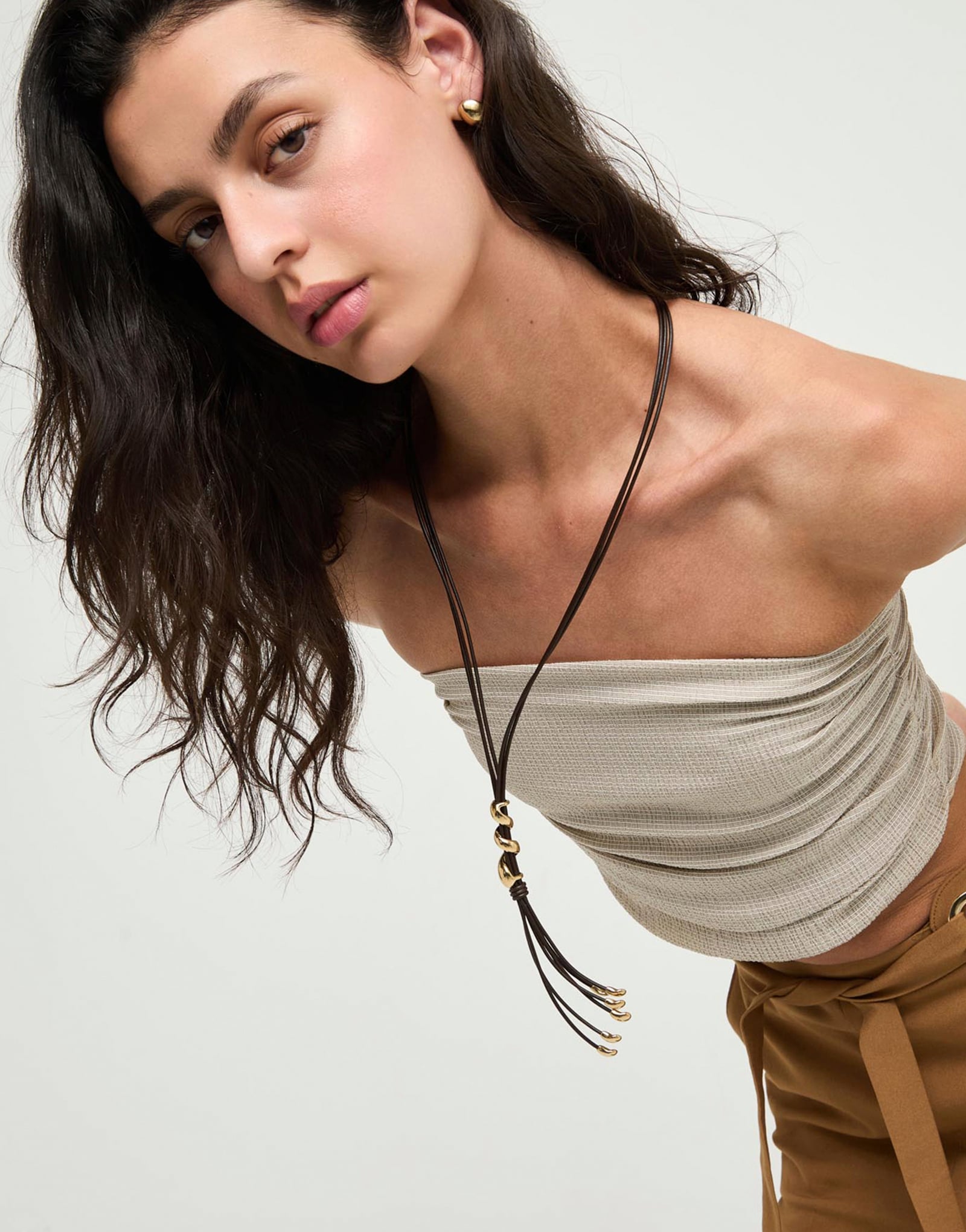 Collier long en cuir avec spirale dor&eacute;e