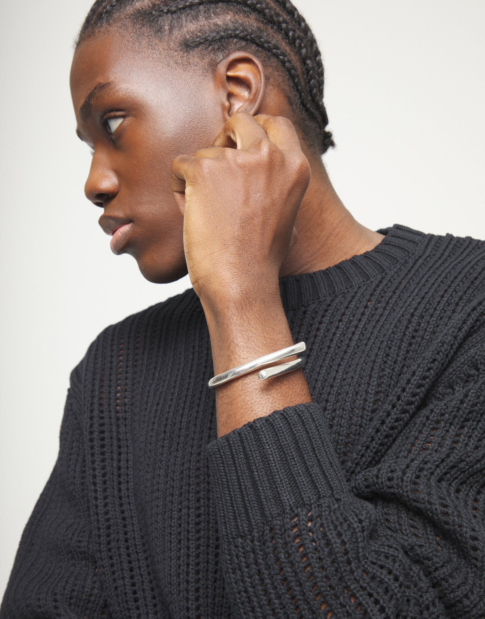 Pulsera r&iacute;gida ba&ntilde;ada en plata de ley con formas org&aacute;nicas entrelazadas, Plateado, large thumbnail