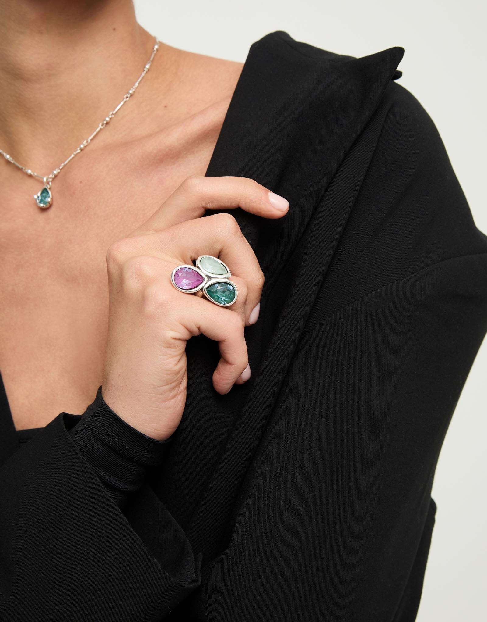 Ring with three multicoloured drop-shaped faceted crystals