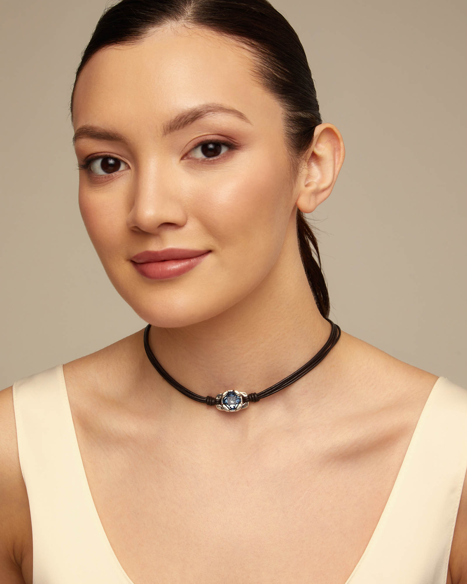 Leather necklace with sterling silver-plated clasp | UNOde50 Albania