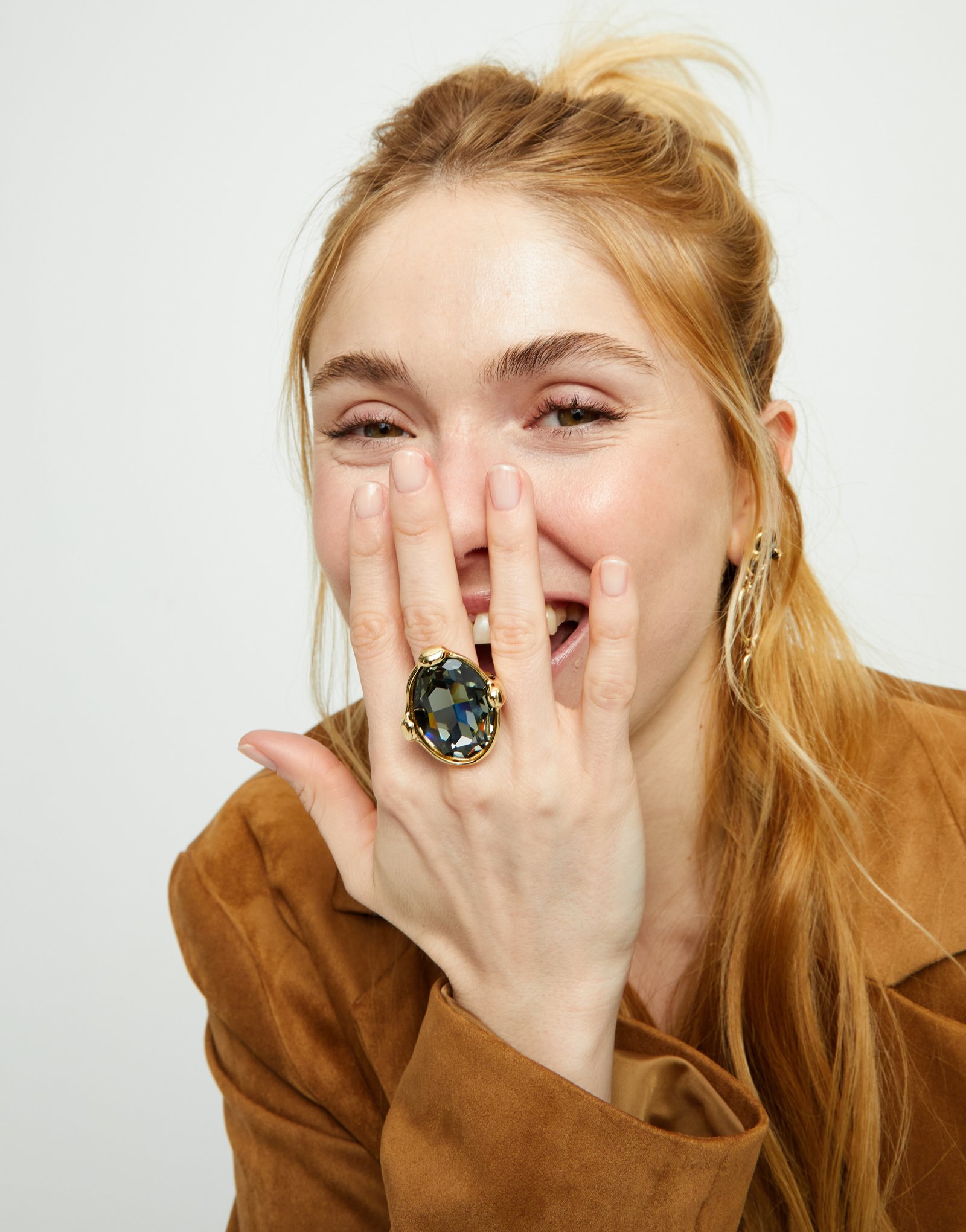 Anillo grande bañado en oro 18k con cristal facetado ovalado gris, Dorado, large thumbnail