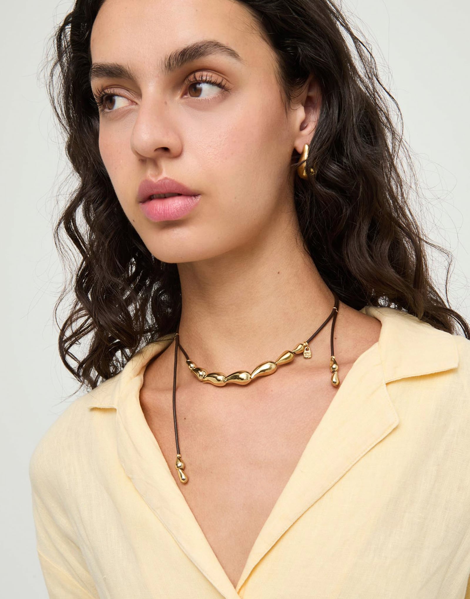 Collier en cuir aux gouttes dor&eacute;es entrelac&eacute;es