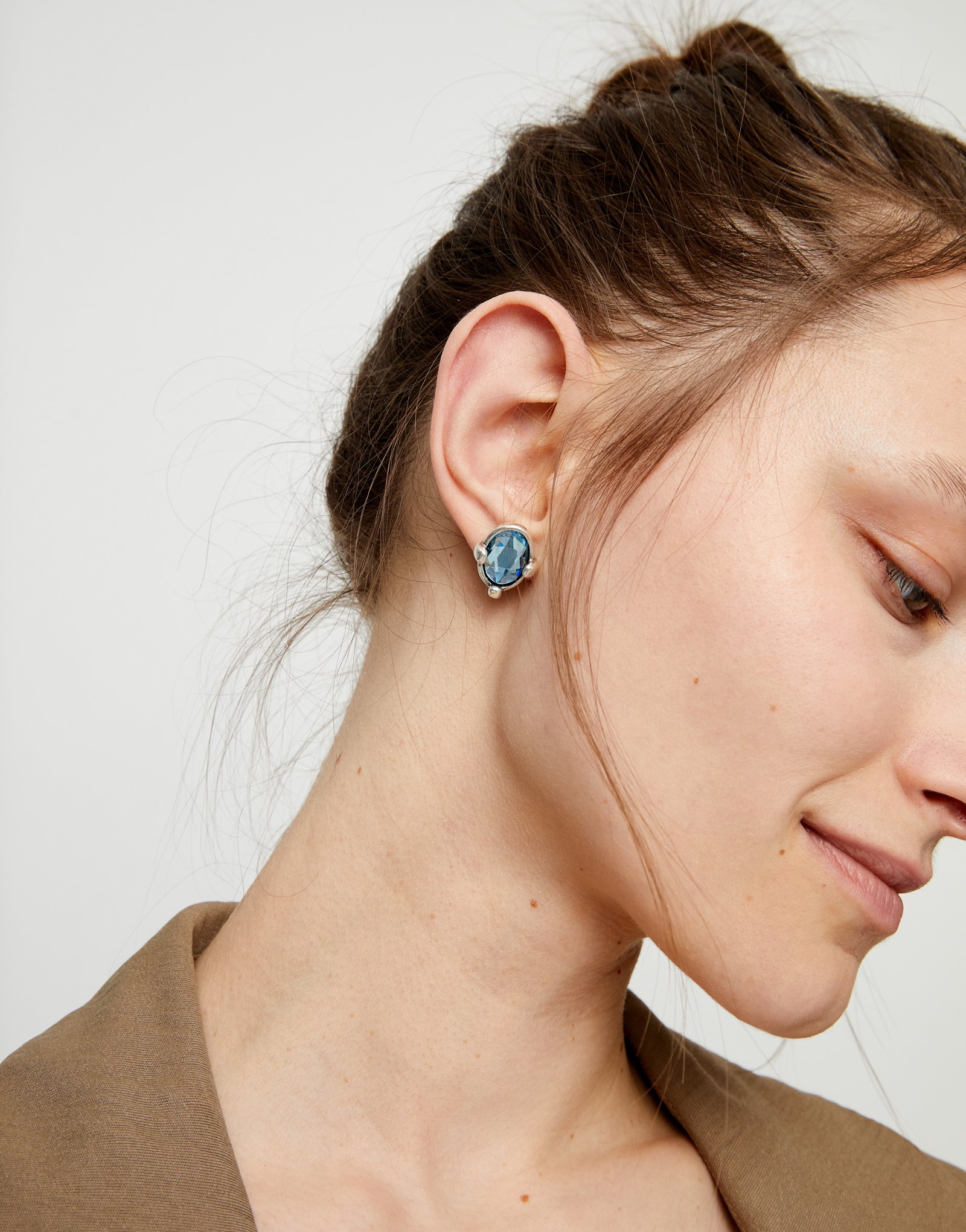 Pendientes bañados en plata con cristal facetado ovalado azul, Plateado, large thumbnail