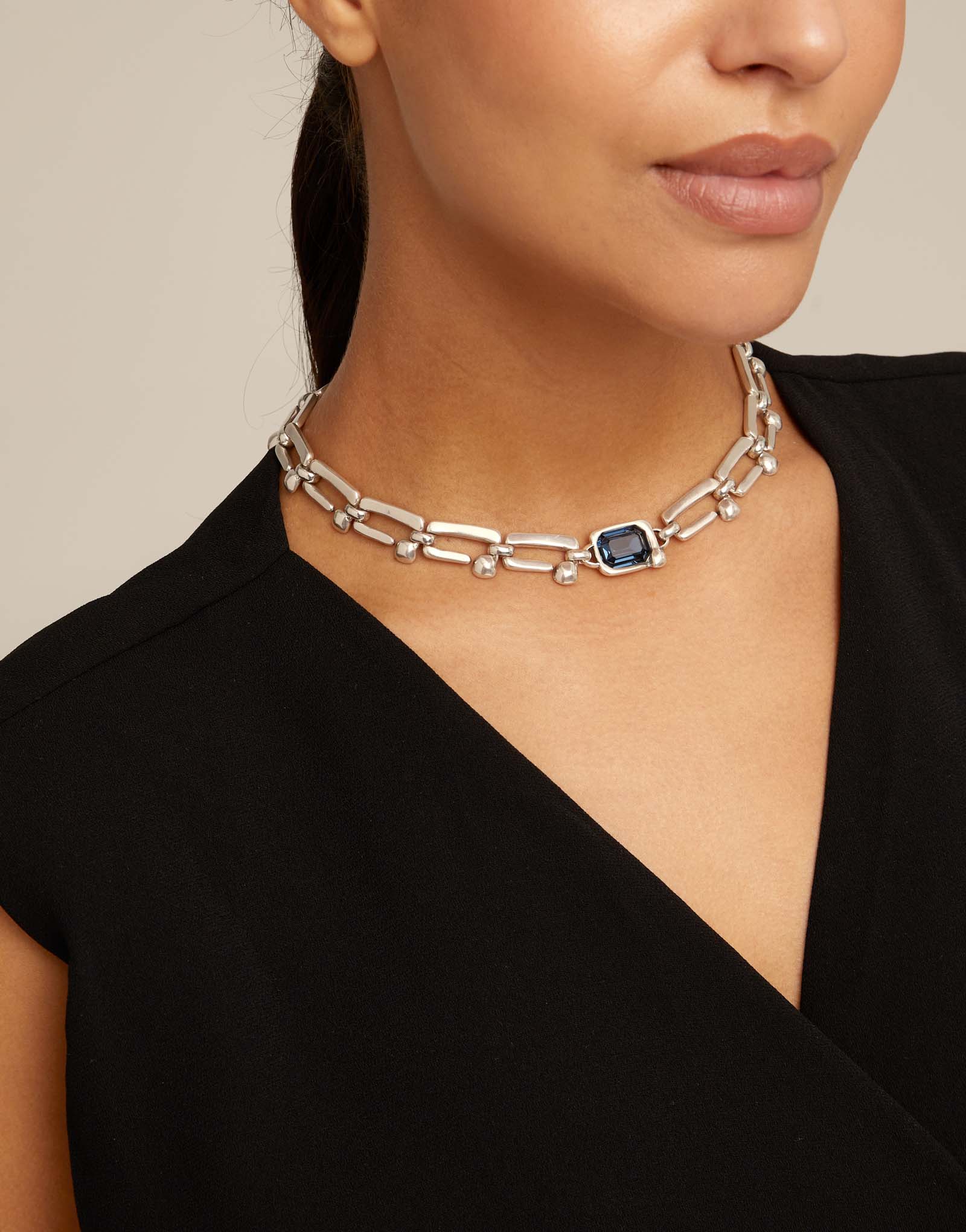 Collier court plaqué argent avec maillons rectangulaires en forme de clou et cristal bleu, Argent, large image number null