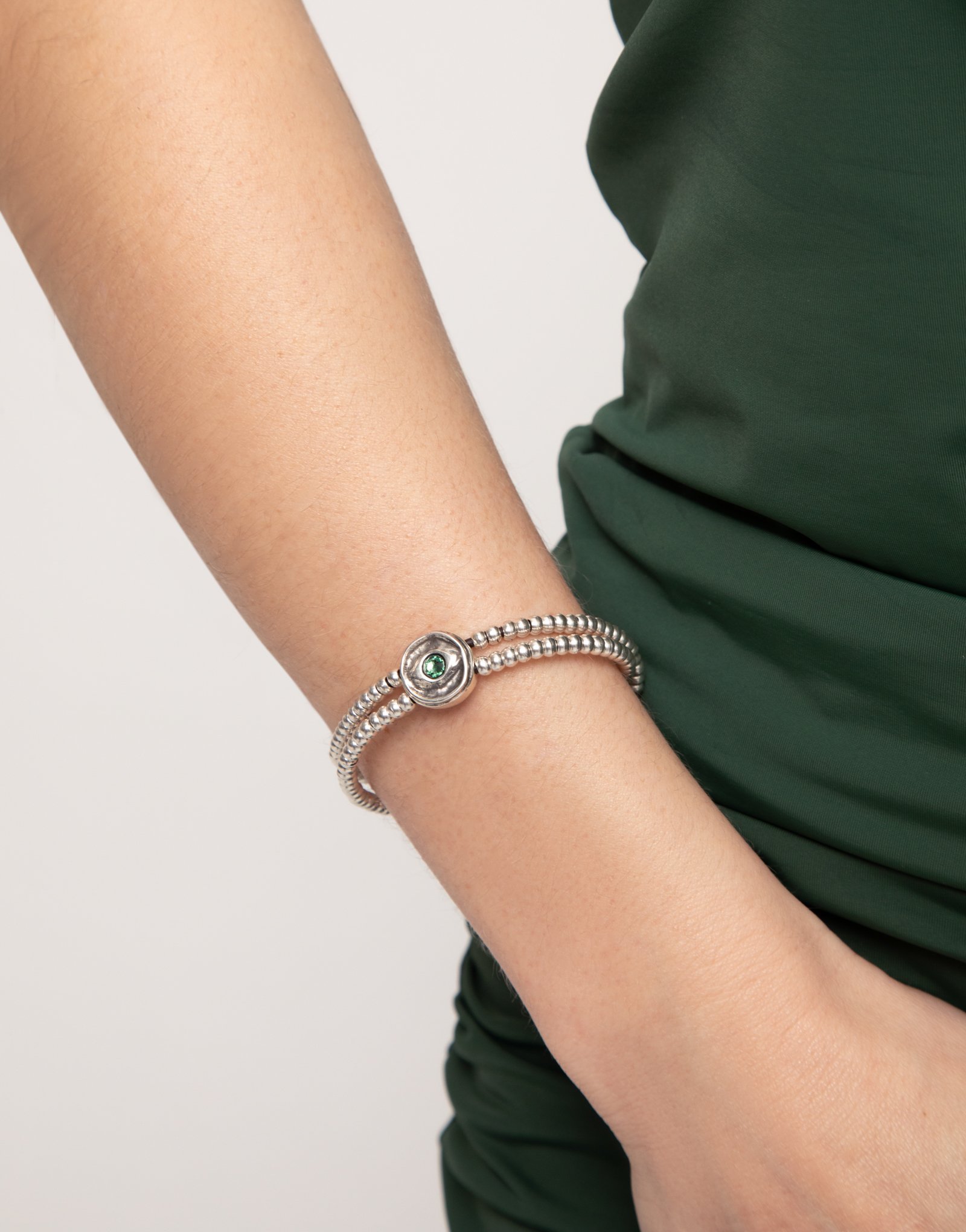 Pulsera de bolas doble bañada en plata de ley con detalle de ojo y cristal verde, Plateado, large thumbnail