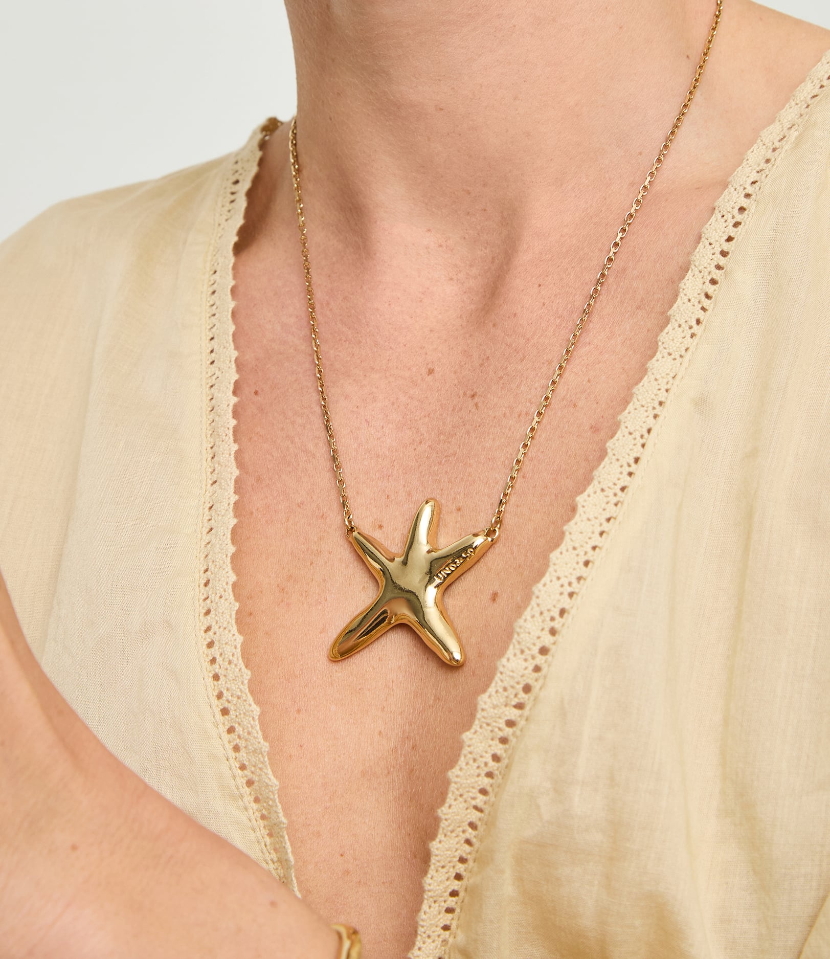Collar medio ba&ntilde;ado en oro con estrella de mar
