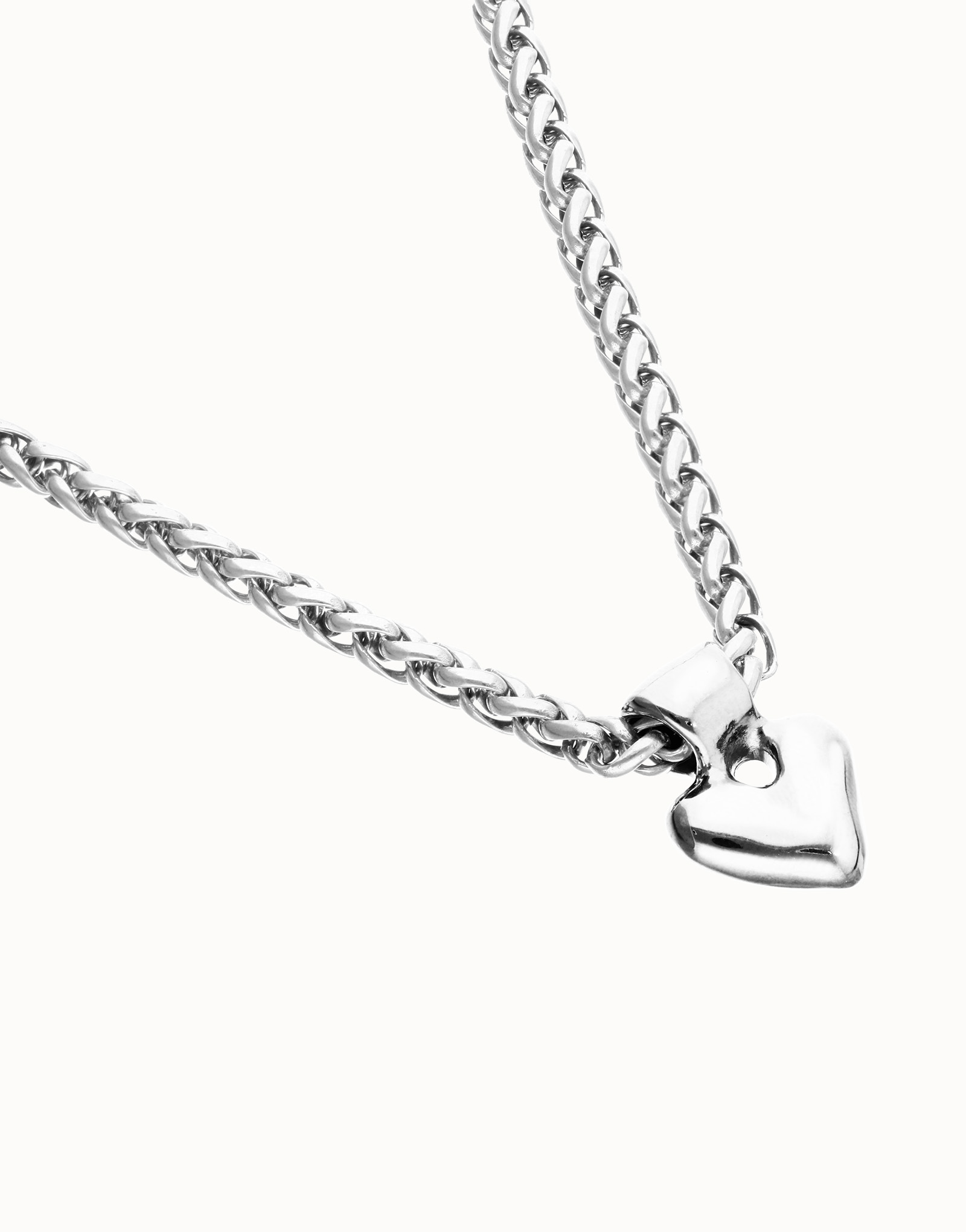 Short chain necklace with small heart detail